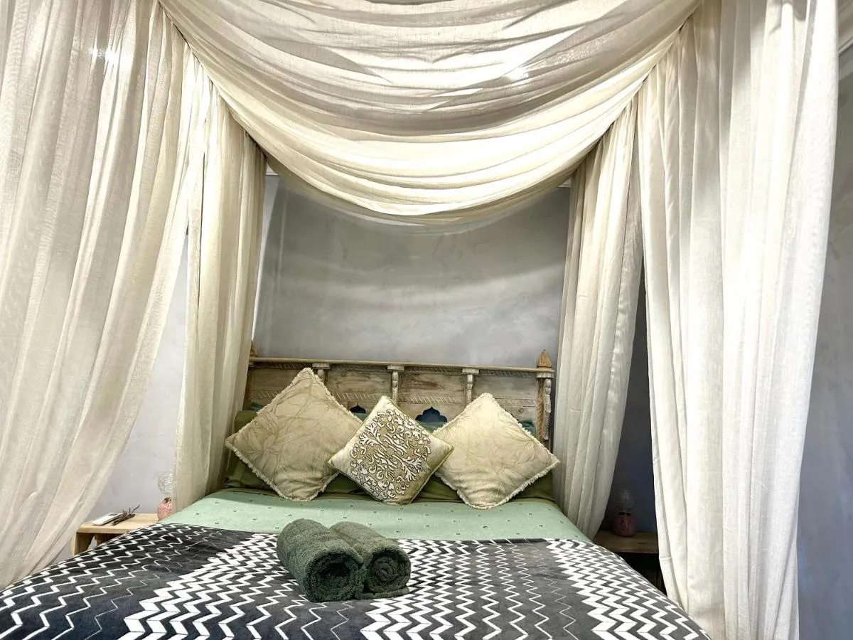 Romantic Retreat with Spa and Private Gardens — 2