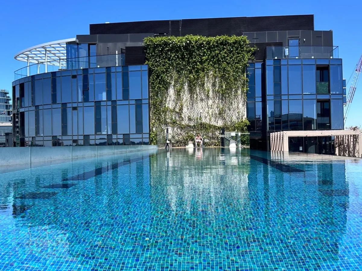 Royal Executive Living Grand Bayview Corporate Residency — 4