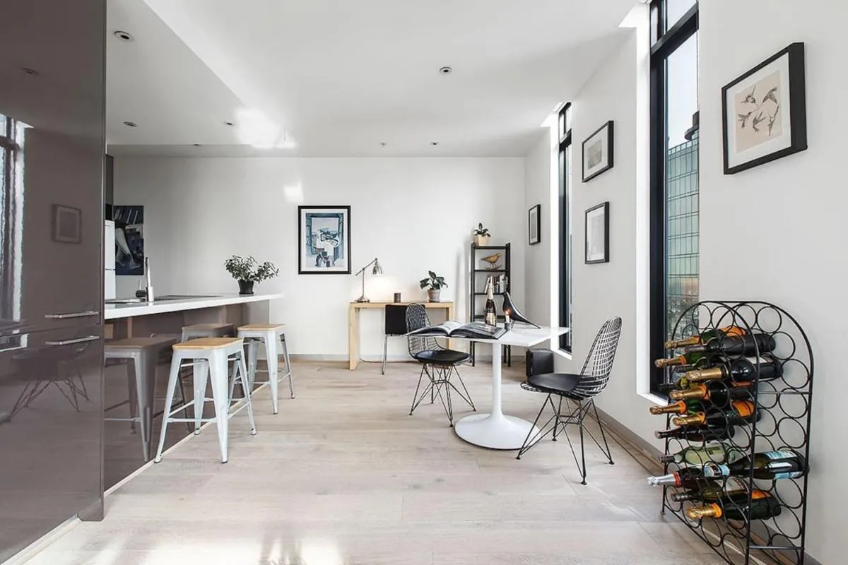 Scenic Penthouse Living in the Heart of Melbourne — 5