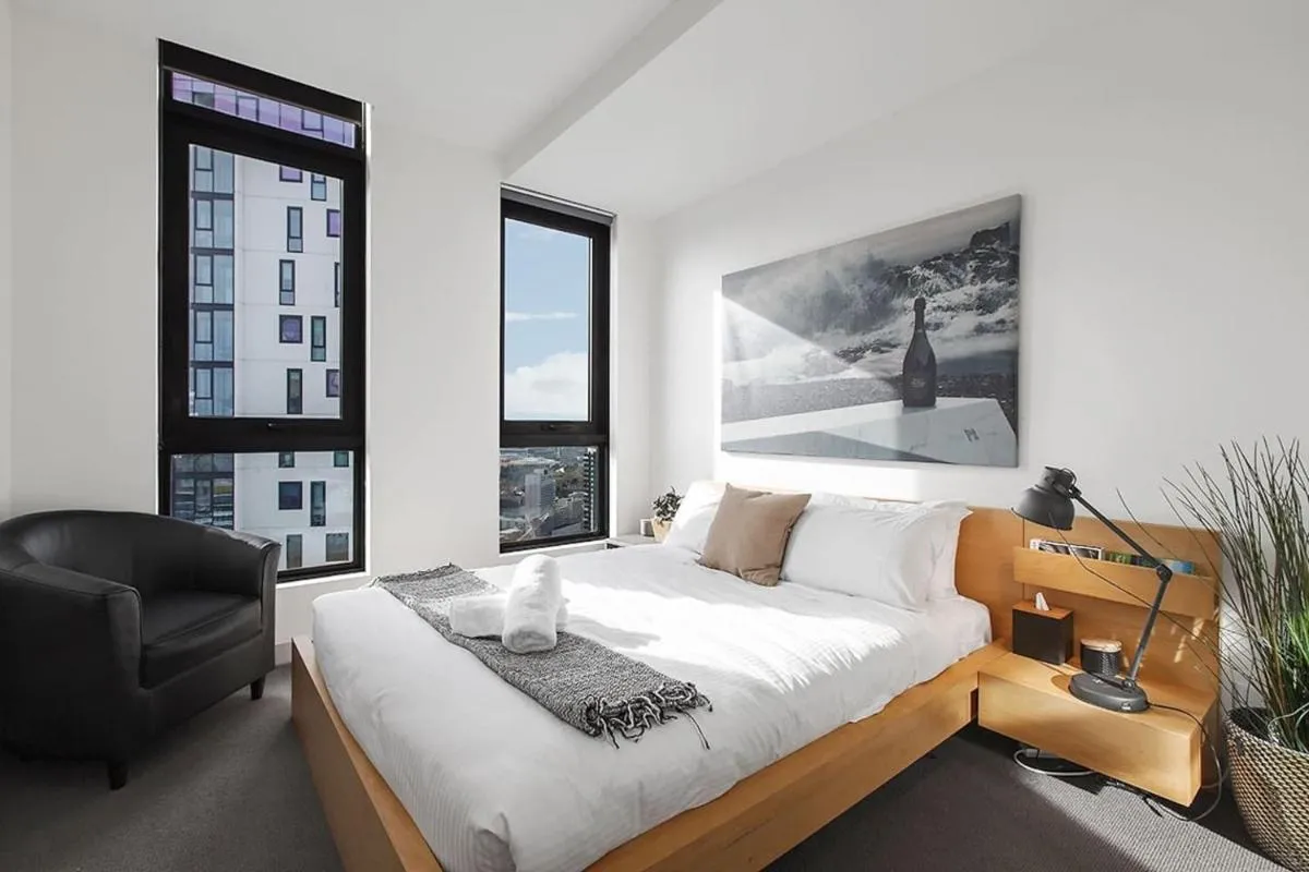 Scenic Penthouse Living in the Heart of Melbourne — 2