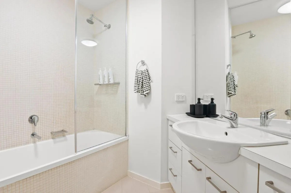 Sea View, Gym & Pool, 2 bedrooms 2 bathrooms — 3
