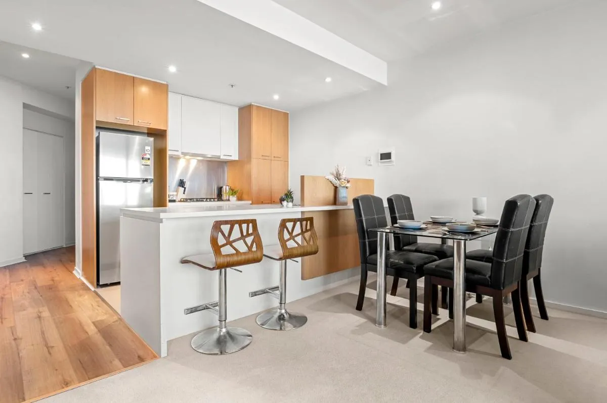 Sea View, Gym & Pool, 2 bedrooms 2 bathrooms — 4