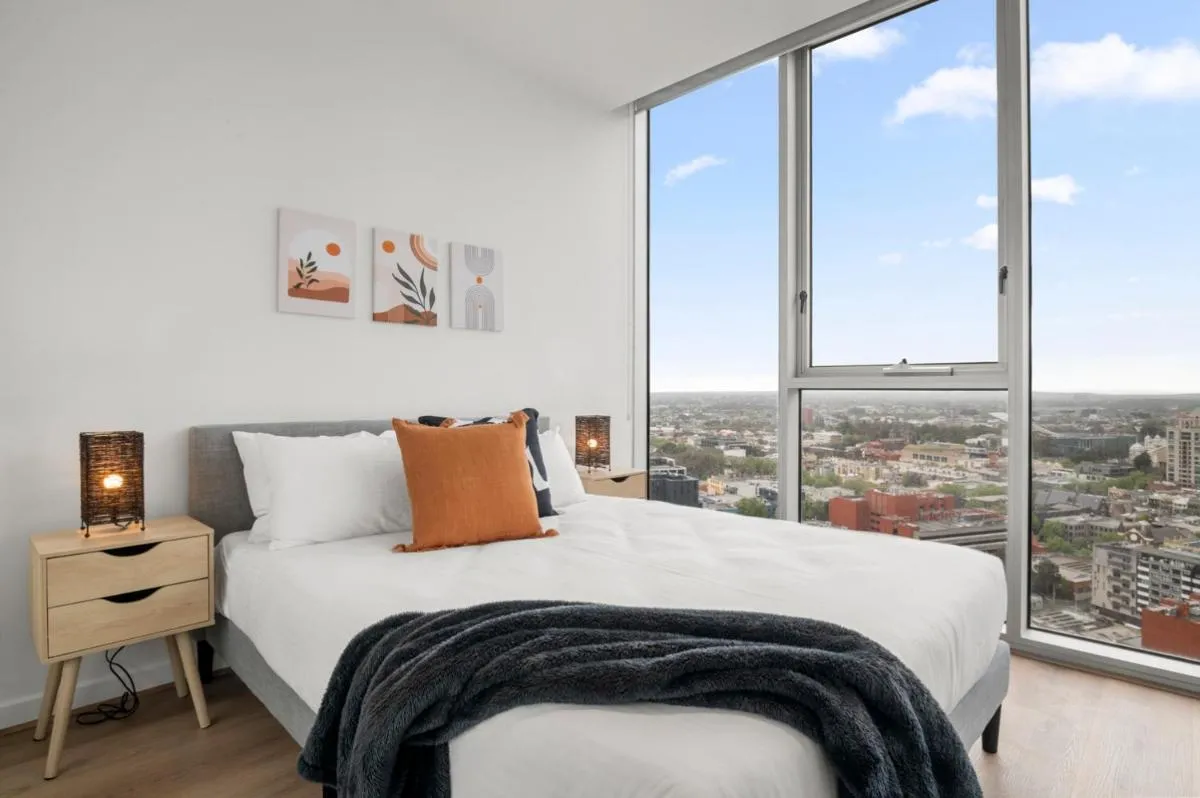 Serene Two Bedroom Apartment in Melbourne CBD with Free Parking — 5