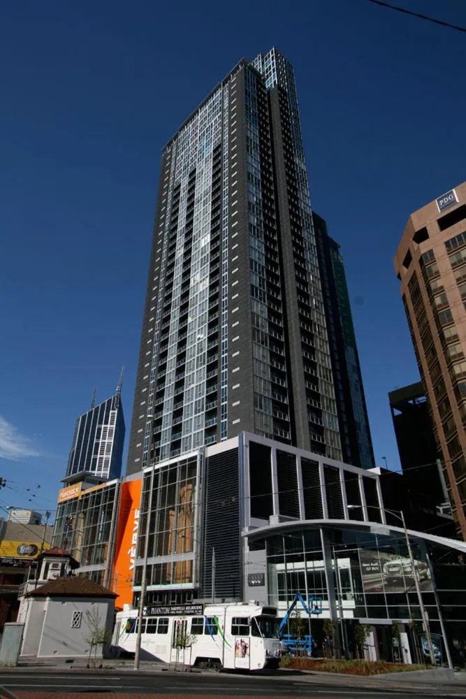 Serene Two Bedroom Apartment in Melbourne CBD with Free Parking — 4