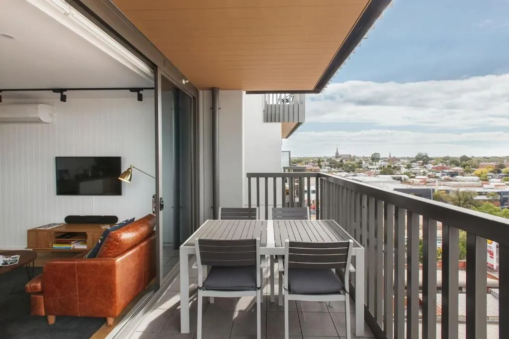 Smith Street Crossing – Central City-view Serenity