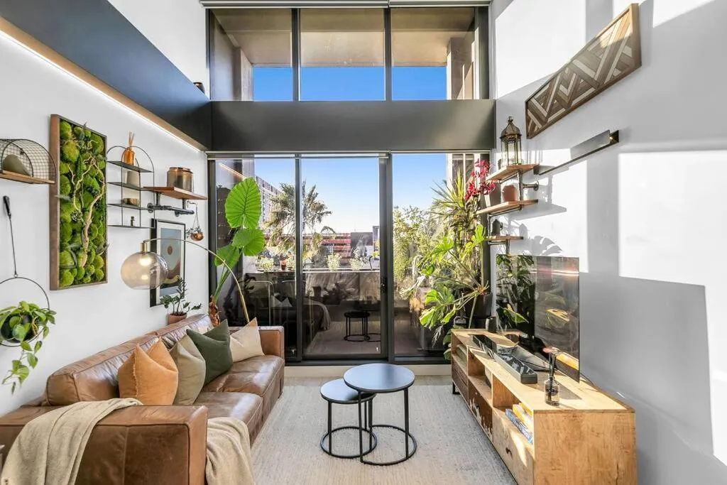 Sol Docklands – Unique 3 Bedroom Loft, Infinity Pool, Gym, Free Parking and Free Trams