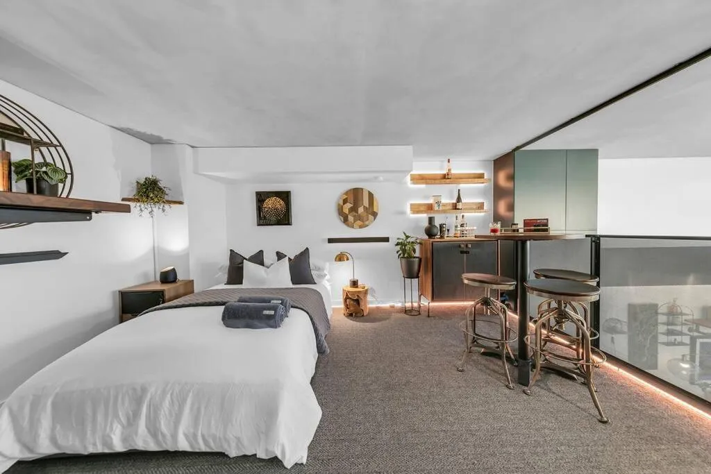 Sol Docklands – Unique 3 Bedroom Loft, Infinity Pool, Gym, Free Parking and Free Trams — 2