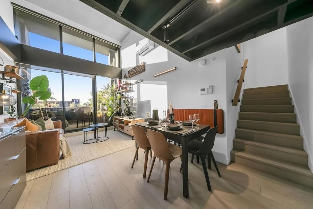 Sol Docklands – Unique 3 Bedroom Loft, Infinity Pool, Gym, Free Parking and Free Trams — 5