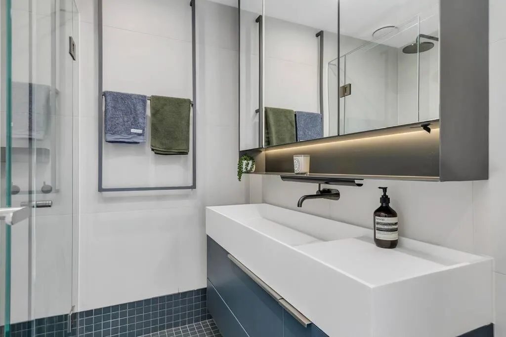 Sol Docklands – Unique 3 Bedroom Loft, Infinity Pool, Gym, Free Parking and Free Trams — 3