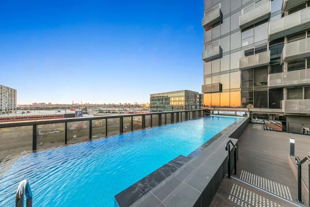 Sol Docklands – Unique 3 Bedroom Loft, Infinity Pool, Gym, Free Parking and Free Trams — 4