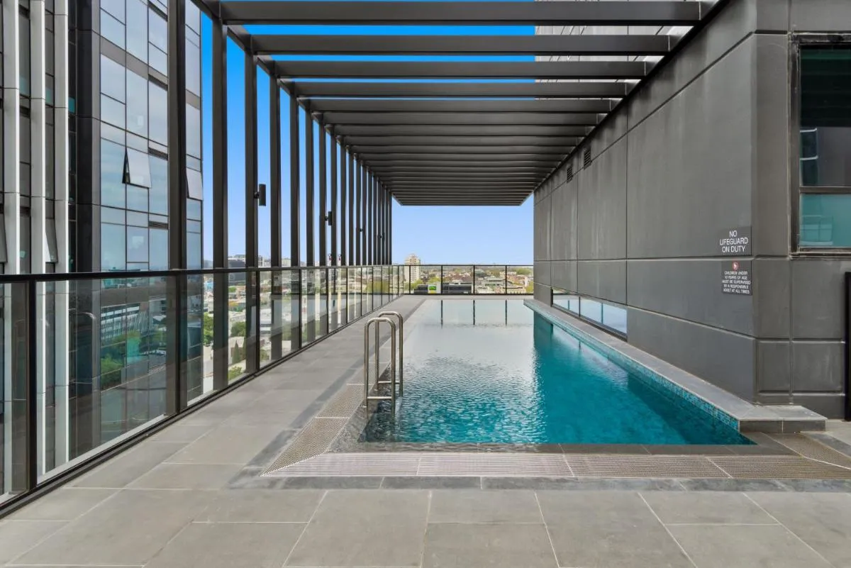 Sophisticated 2-Bed with Bay Views & Amenities — 4
