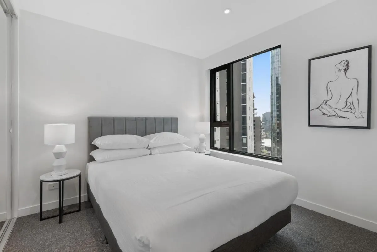 Sophisticated 2-Bed with Bay Views & Amenities — 2