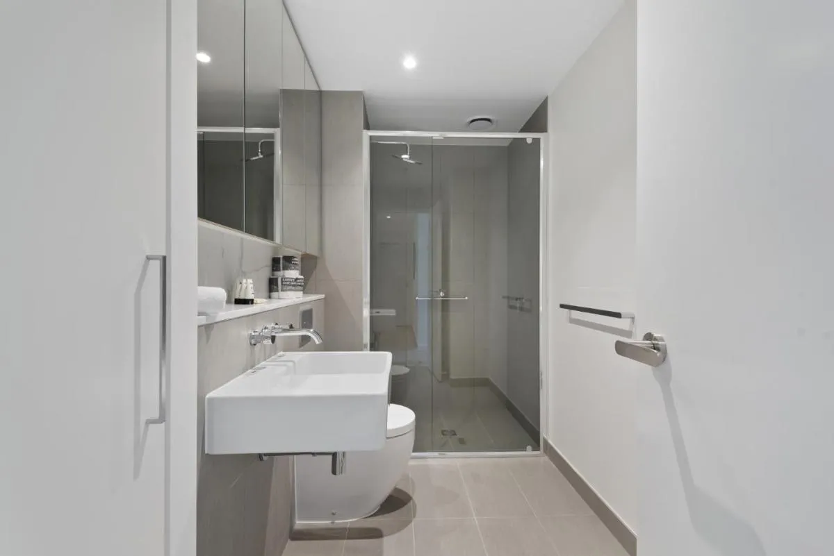 Sophisticated 2-Bed with Bay Views & Amenities — 3