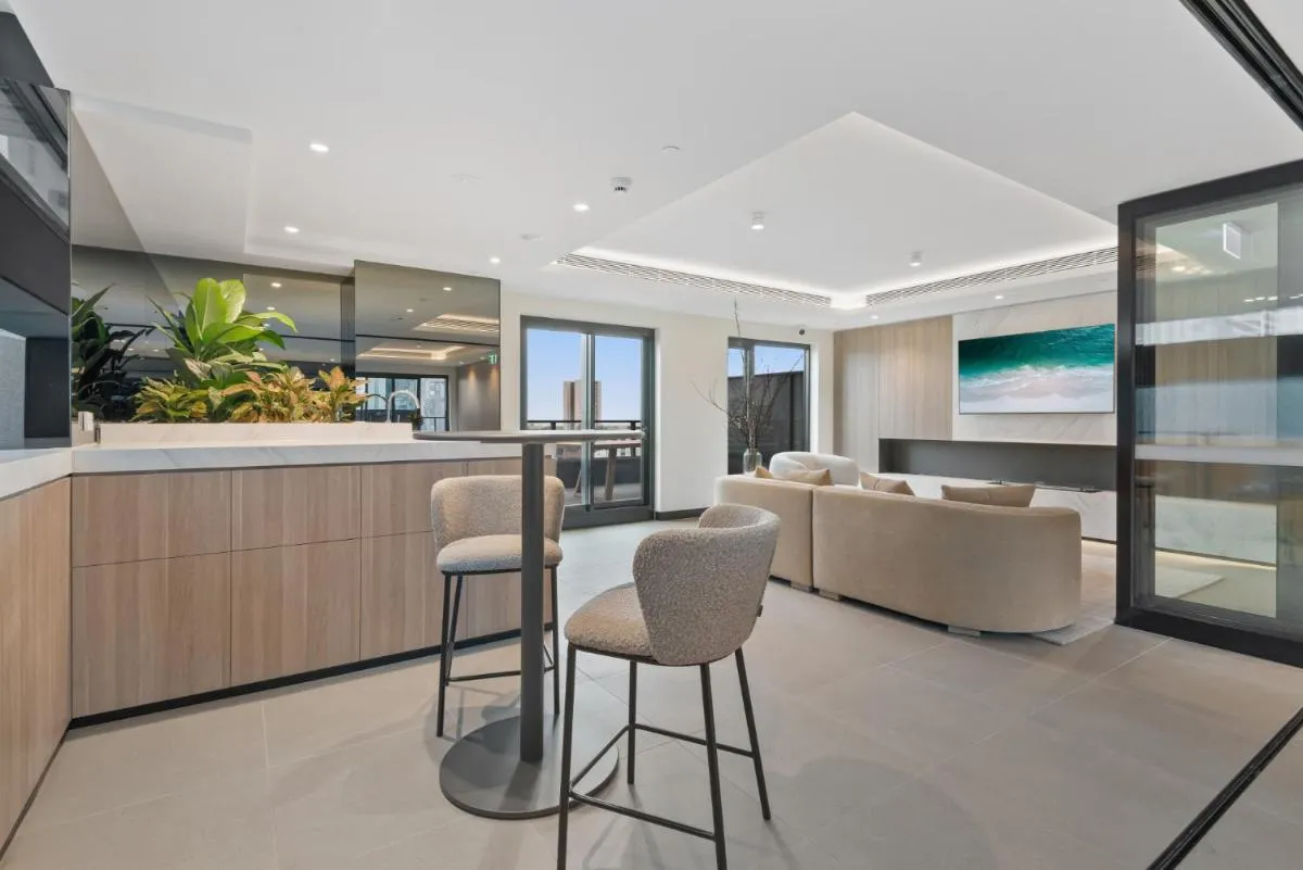 Sophisticated 2-Bed with Bay Views & Amenities — 5