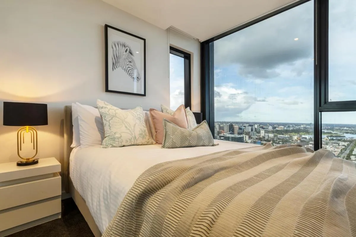 Sophisticated Designer Condo w City & Bay Views — 2