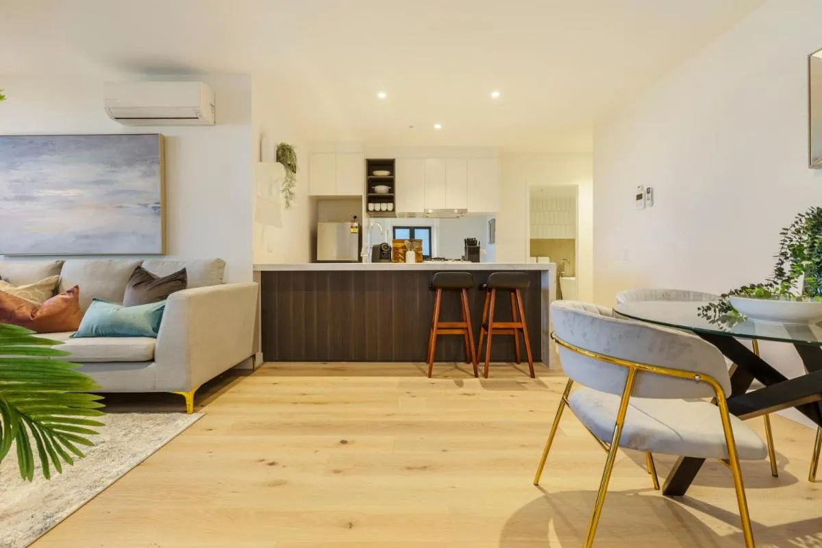 Sophisticated Designer Condo w City & Bay Views — 5