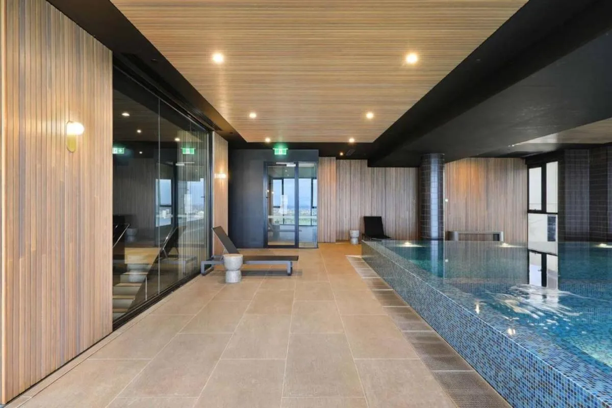 Sophisticated Designer Condo w City & Bay Views — 4