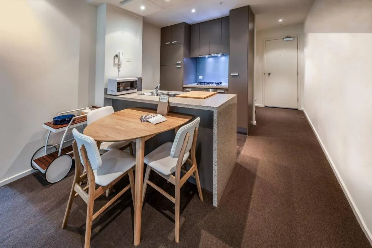 Southbank Hideaway on the Yarra with Huge Terrace — 4