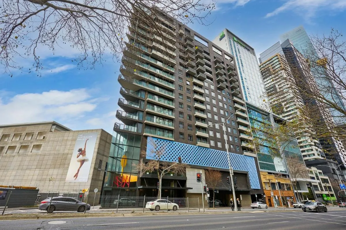 Southbank Retreat with Car Park Gym Pool Hot Tub — 5