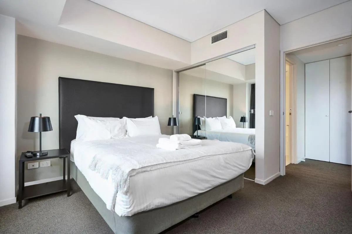 Southbank Retreat with Car Park Gym Pool Hot Tub — 2