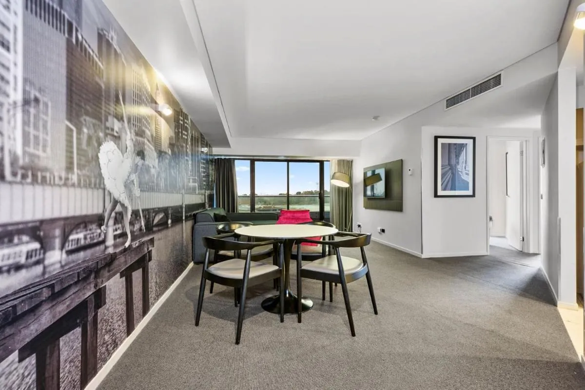 Southbank Retreat with Car Park Gym Pool Hot Tub — 4