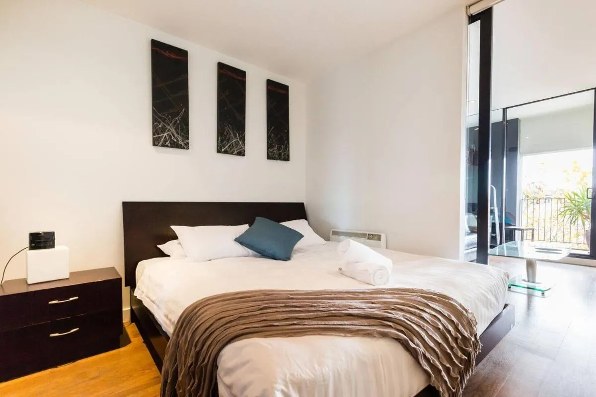 Southside St Kilda Seclusion with Balcony and Parking — 2