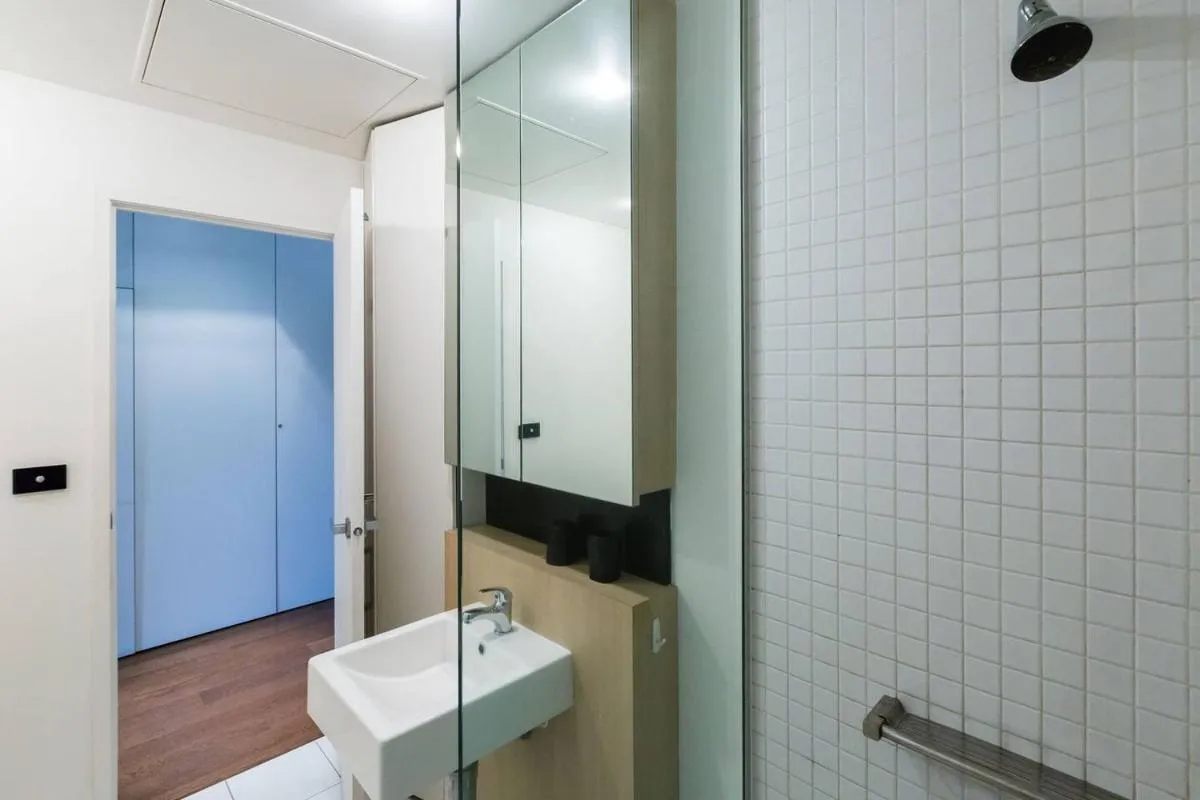 Southside St Kilda Seclusion with Balcony and Parking — 3