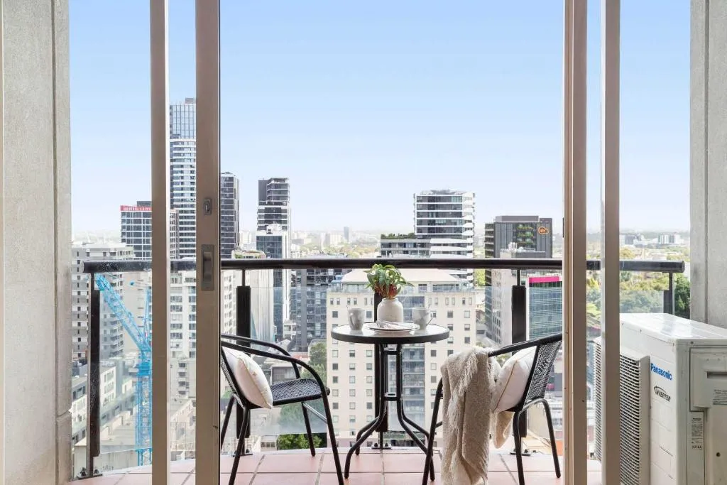Spacious 2BR Apt Near Southern Cross Free Parking