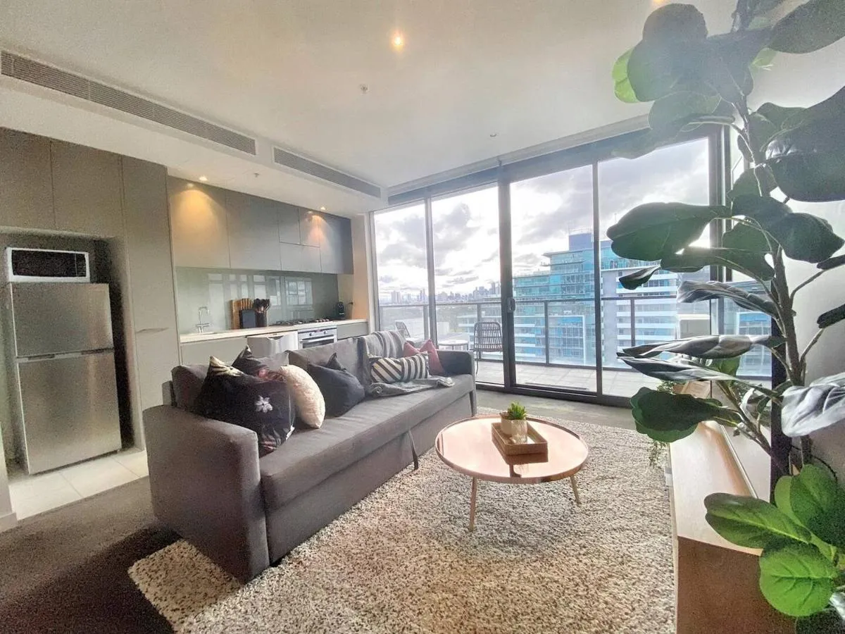 Spacious City Fringe RetreatPool & Free Parking — 5