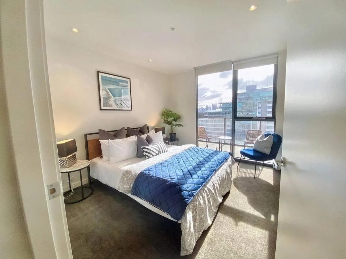 Spacious City Fringe RetreatPool & Free Parking — 2