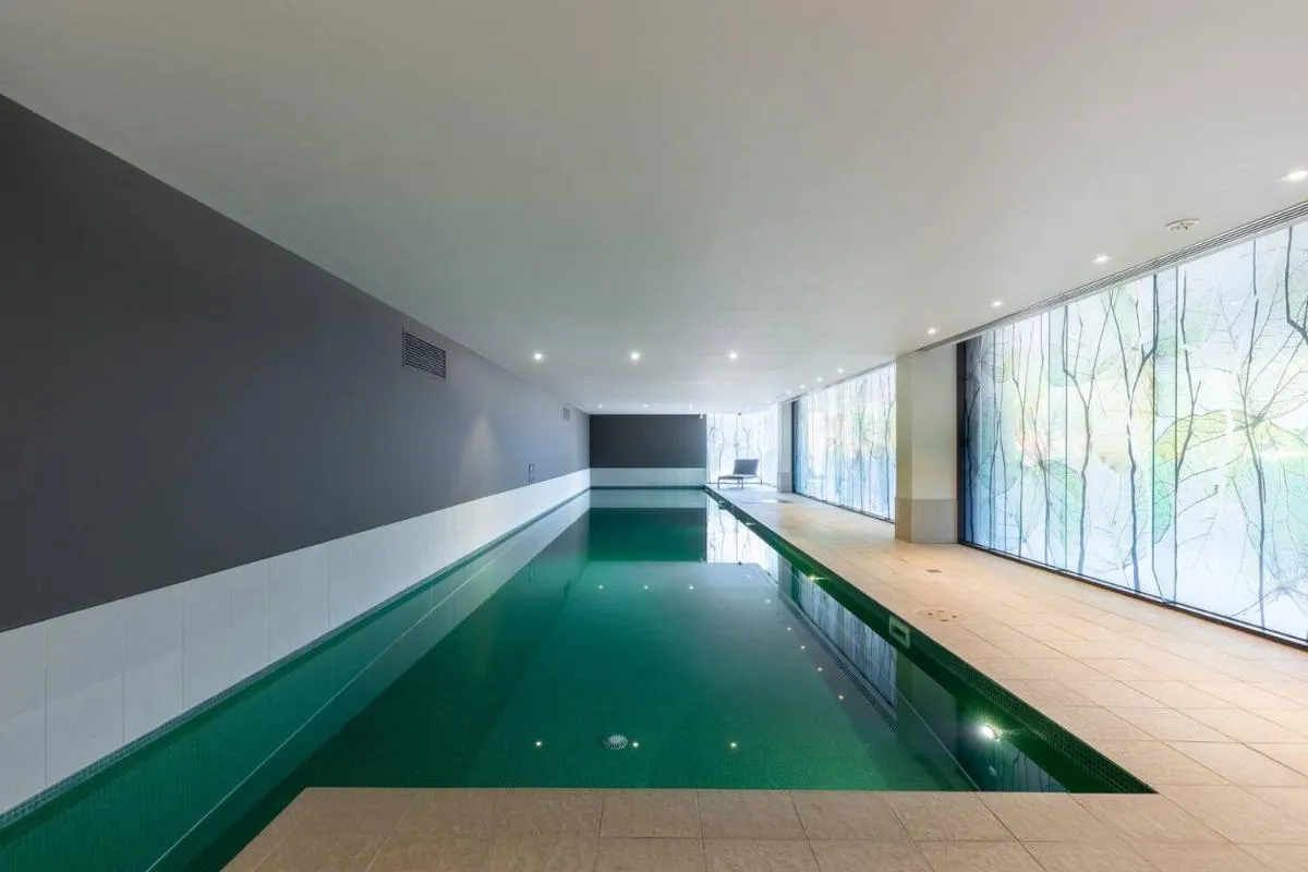 Spacious City Fringe RetreatPool & Free Parking — 4