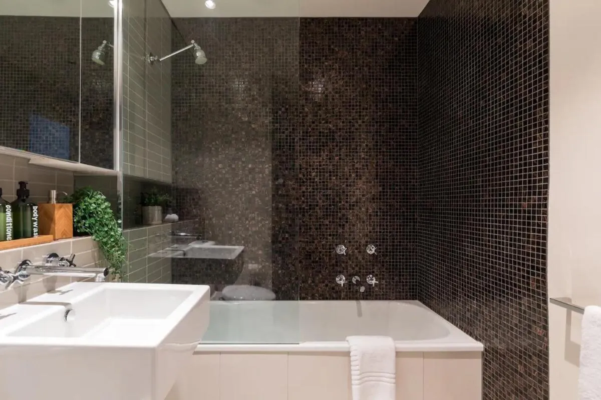Spacious City Fringe RetreatPool & Free Parking — 3