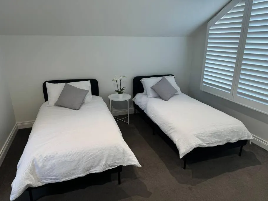 Spacious Middle Park Townhouse, Sleeps 6, Bayside — 3