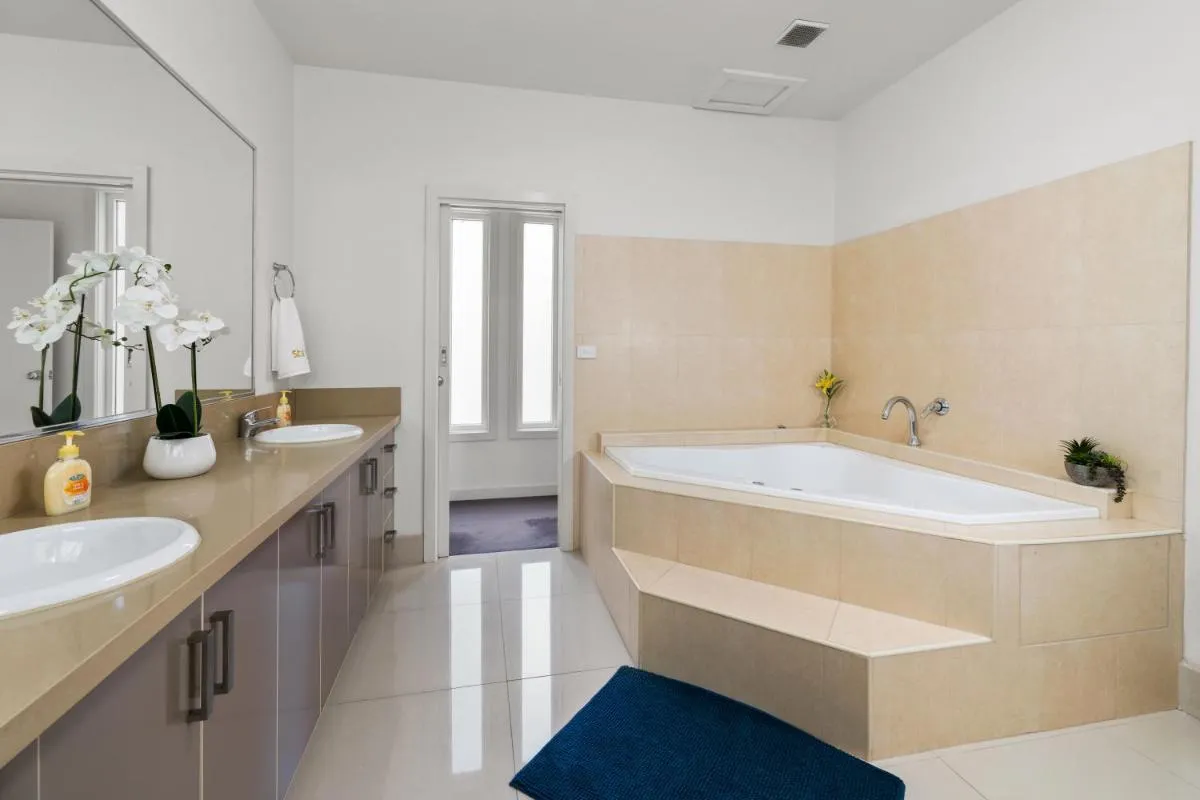 Spacious Villa Holiday Staycation in Canterbury East of Melbourne — 3