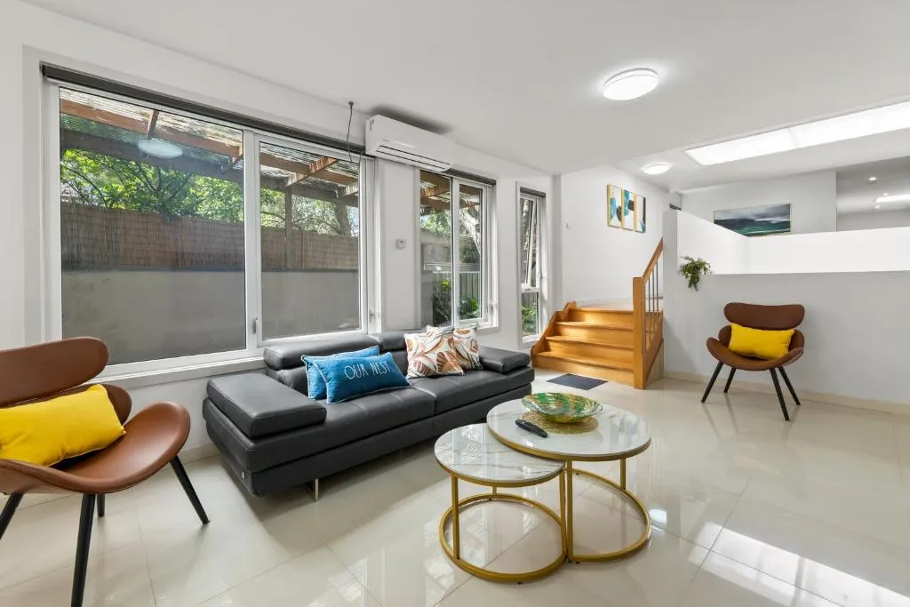 Spacious Villa Holiday Staycation in Canterbury East of Melbourne