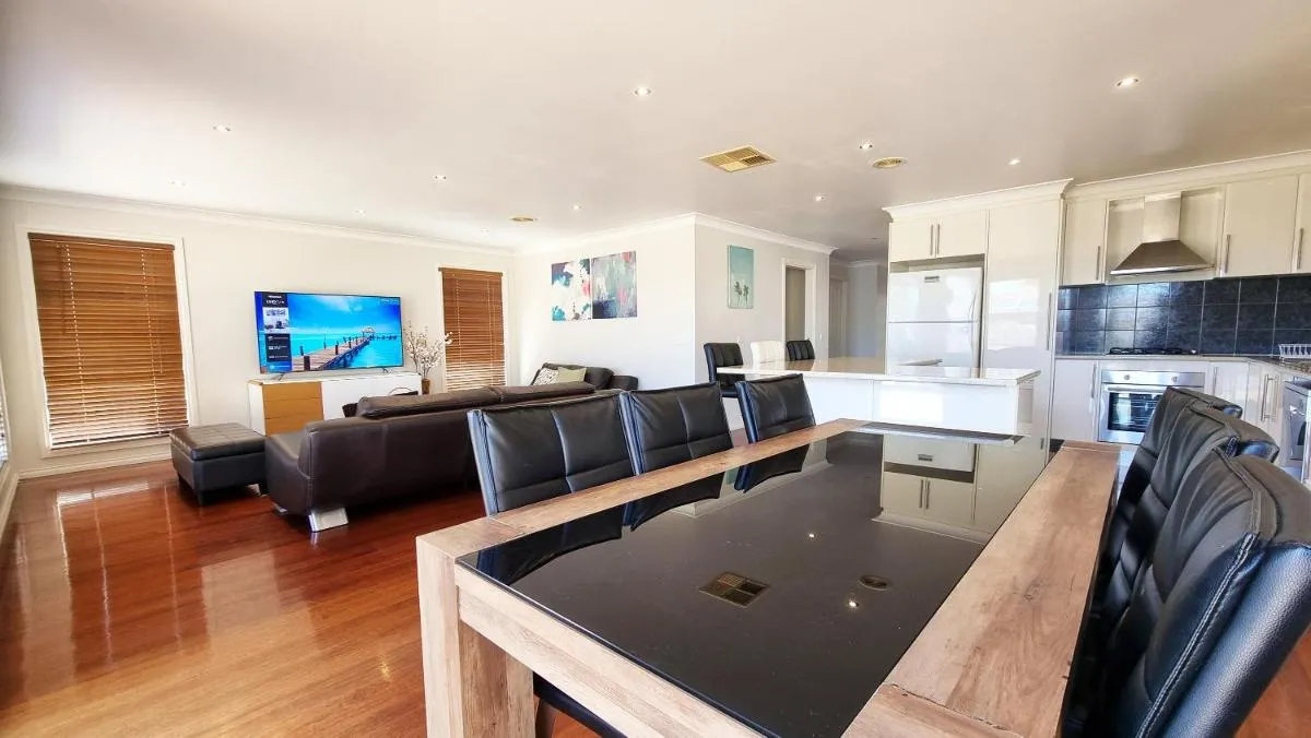 St Albans house – Spacious and modern home — 4