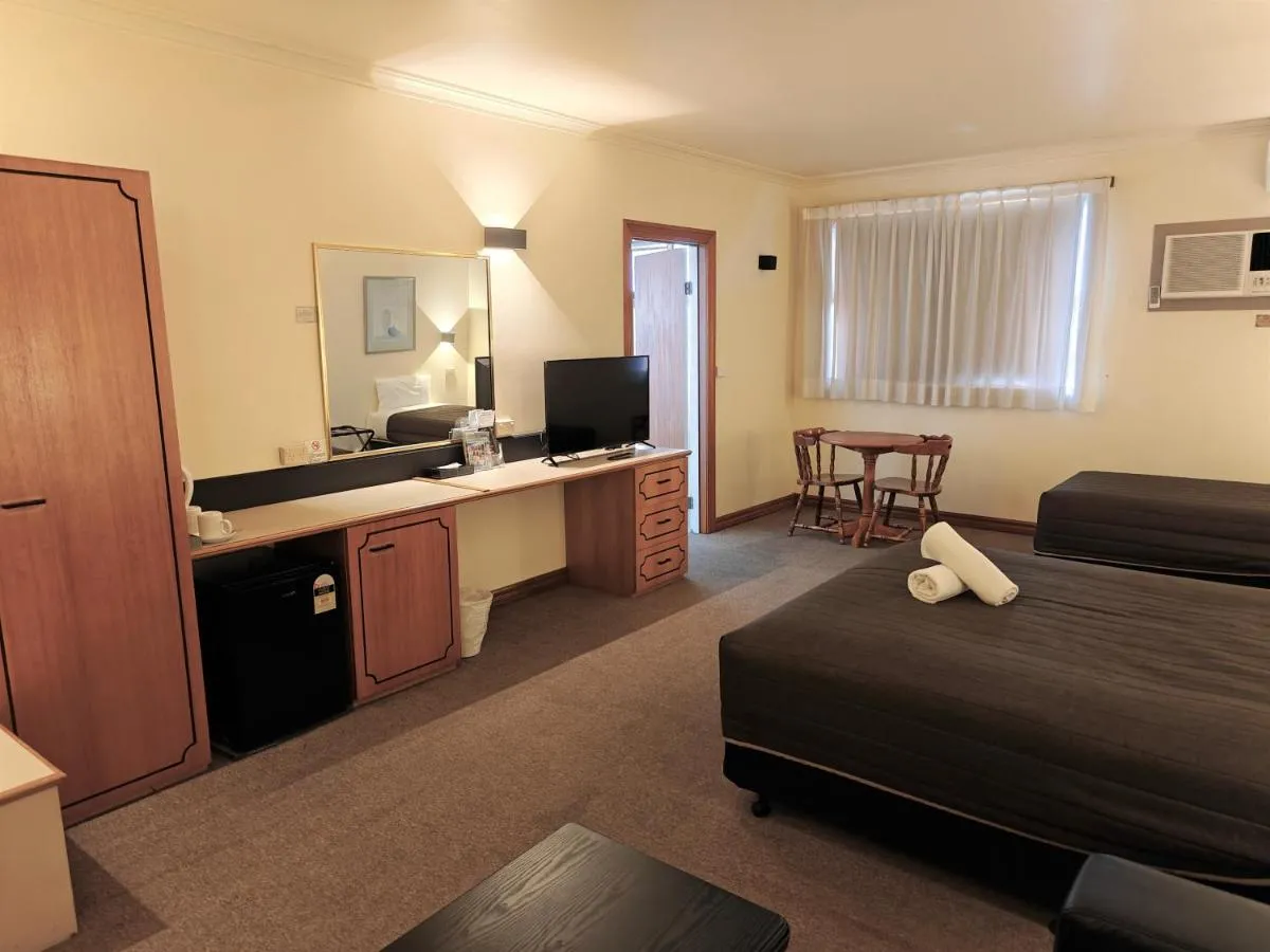 St Georges Motor Inn — 5