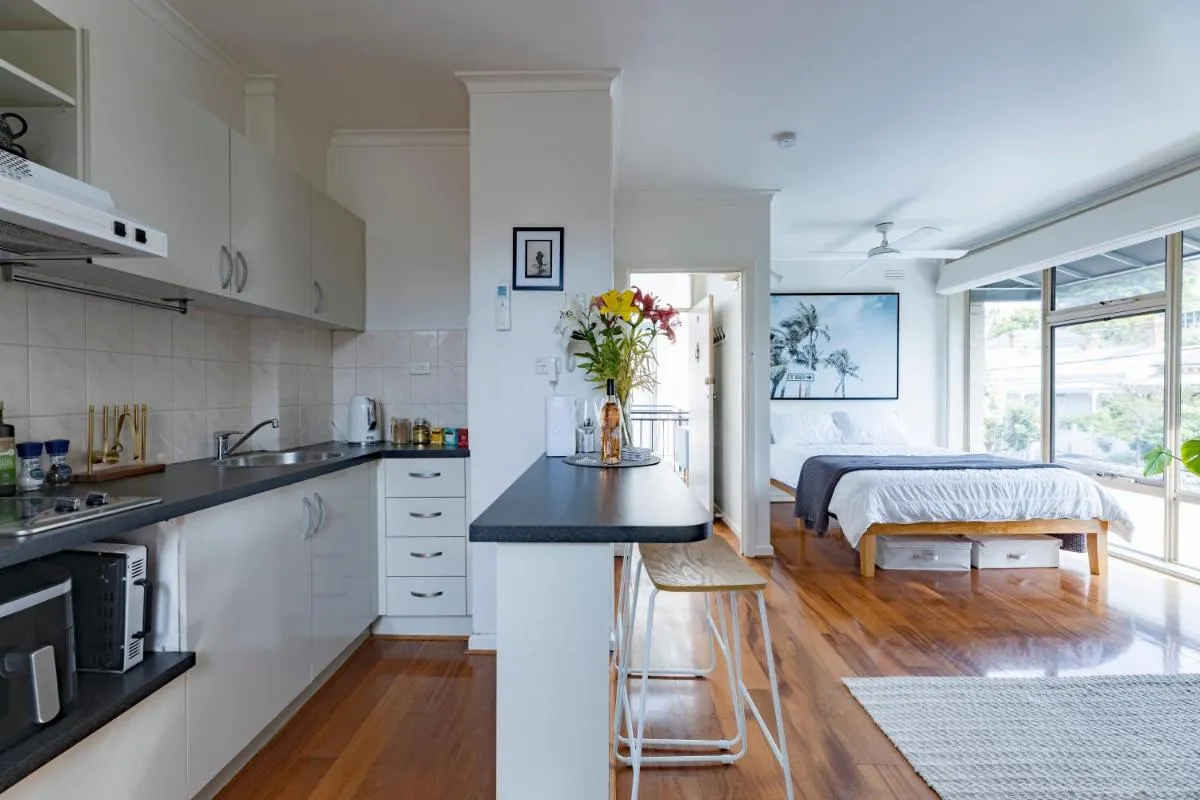 St Kilda Studio with Free Parking — 3