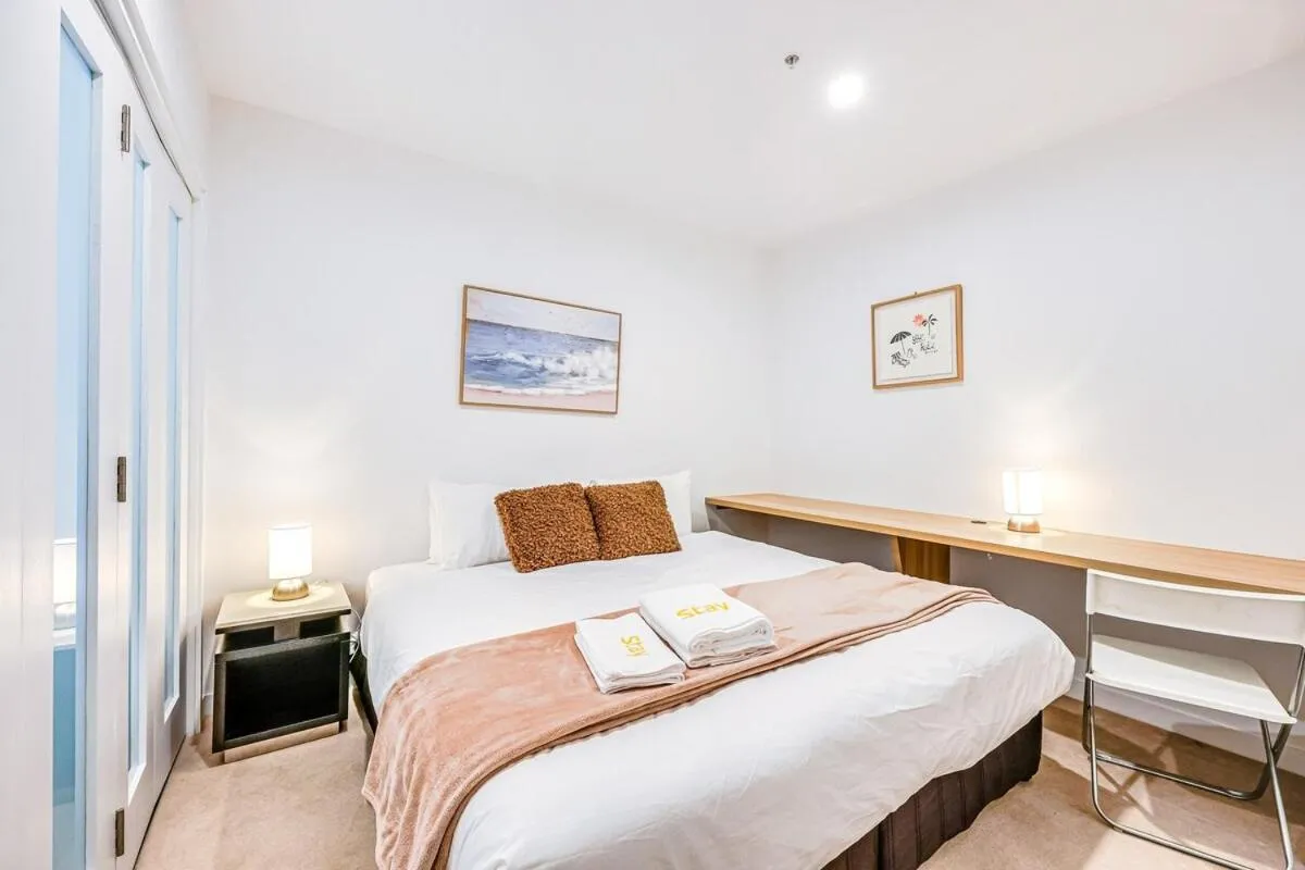 StayAU Convenient Apartment with Patio in Box Hill — 2