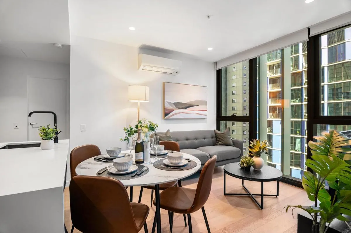 Stunning 2BR Apartment in Melb CBD with Pool and Gym — 2