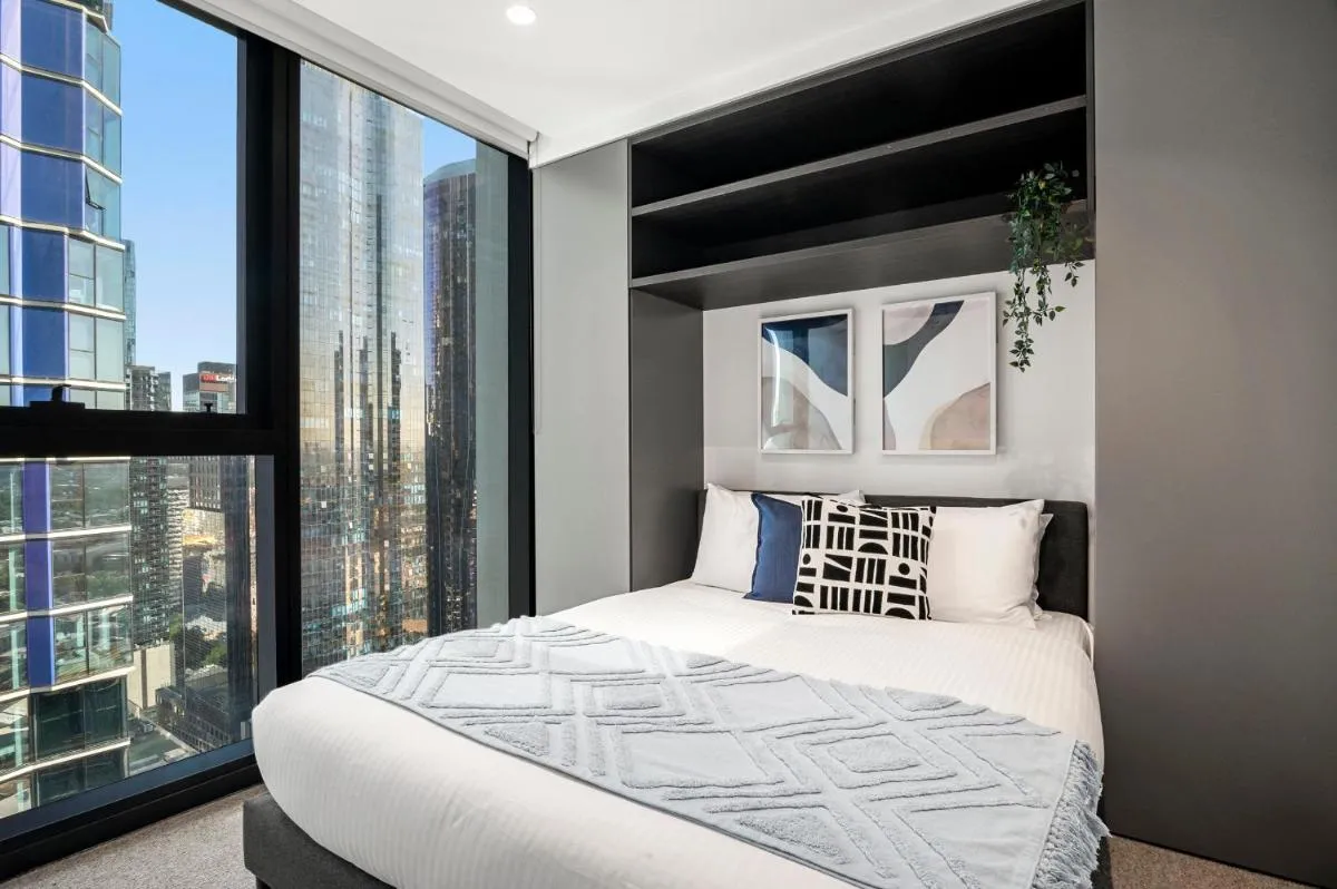 Stunning 2BR Apartment in Melb CBD with Pool and Gym — 4