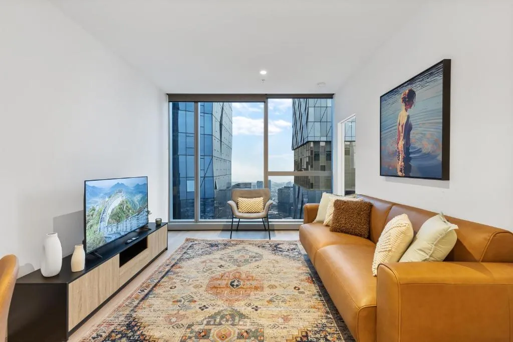 Stunning City Views and Best CBD Location w Pool
