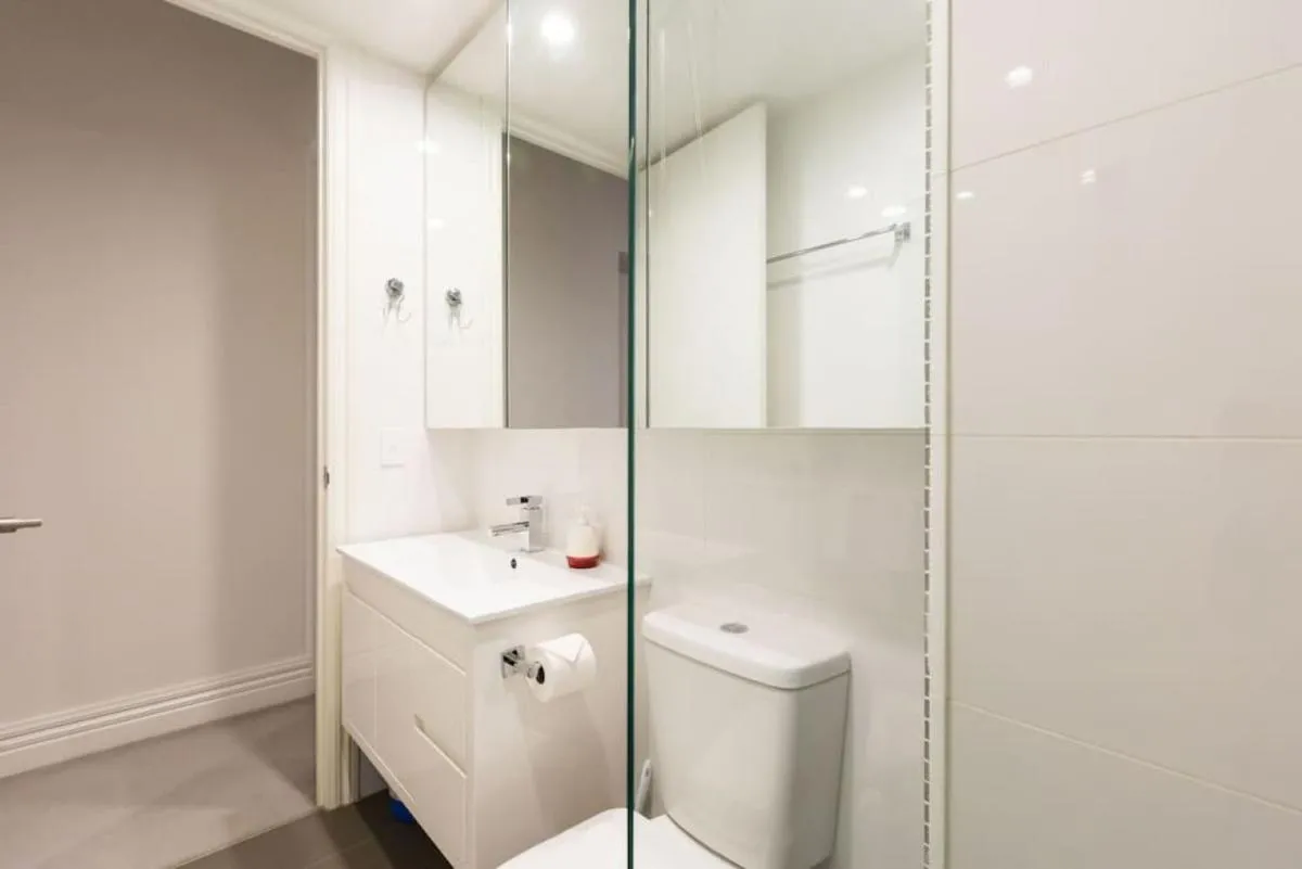 Stunning One Bedroom Apartment in Fitzroy — 3