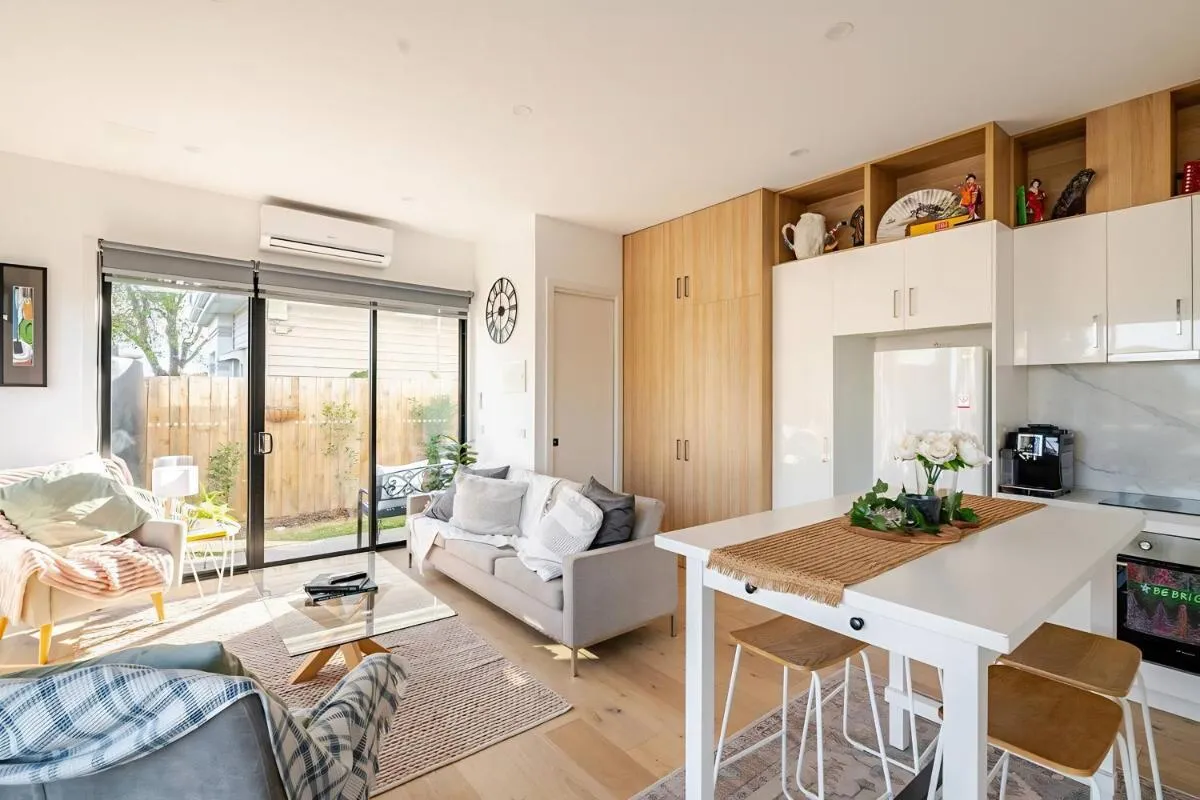 Stunning, modern, two-story detached townhouse — 4