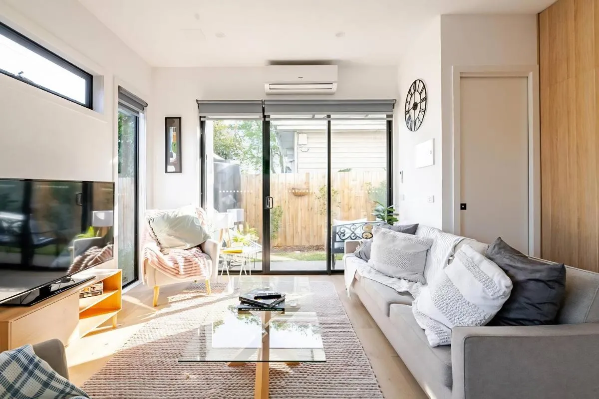 Stunning, modern, two-story detached townhouse — 5