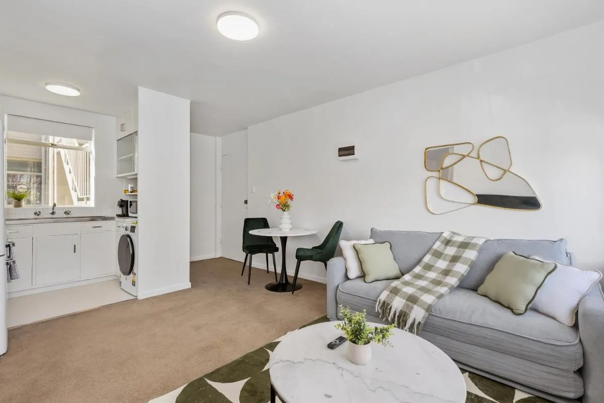 Stylish 1BR near MCG and Rod Laver Arena w Parking — 3