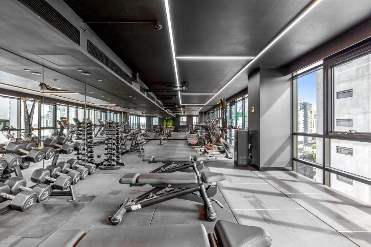 Stylish 1-Bed with Pool Gym & Stunning Views — 5