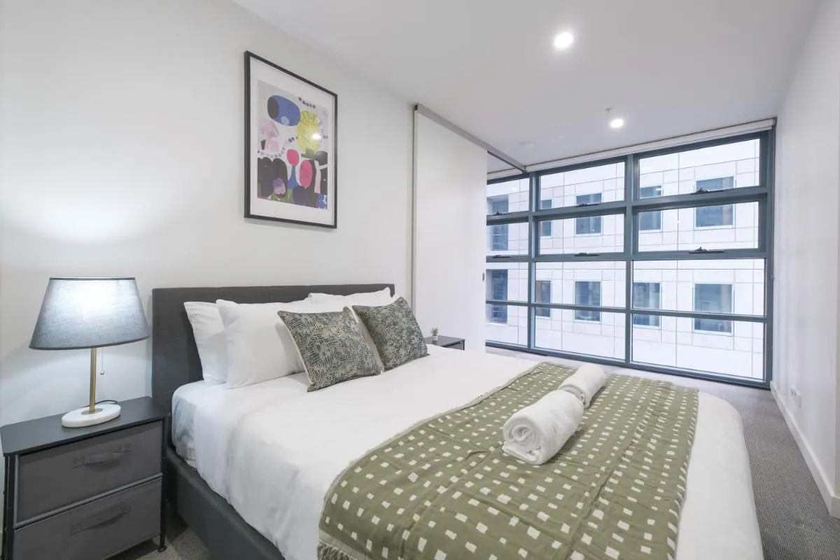 Stylish 1br Apt In The Heart Of Mel Cbd — 2