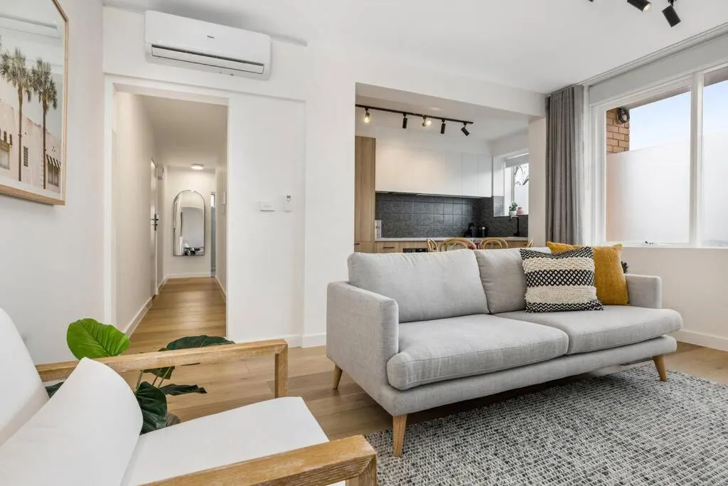 Stylish 2- Bedroom Unit near parks, shopping and dining