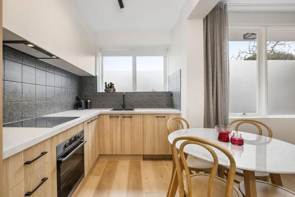 Stylish 2- Bedroom Unit near parks, shopping and dining — 4